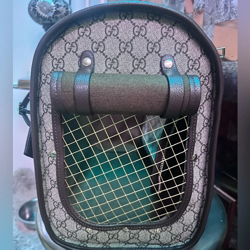Absolutely beautiful pet carrier+Luggage tag.AMAZING QUALITY!So many compliments